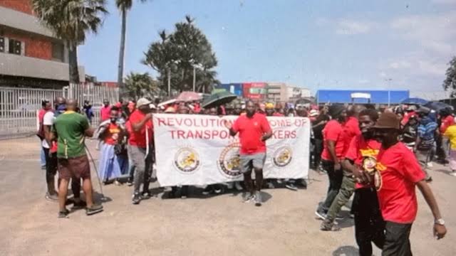 Striking workers paralyse Durban port