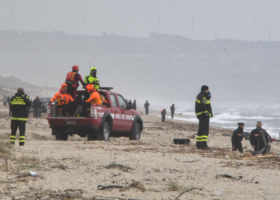 59 killed in migrant boat shipwreck off Italy