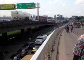 Apapa gridlock returns as FG shuts bridge for repairs