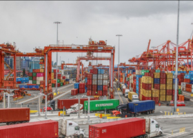 Canadian dockworkers issue strike notice