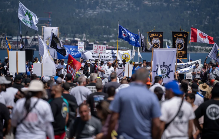 Canadian West Coast dockworkers approve new labour deal