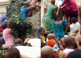 VIDEO: Soldiers, women climb roof, scale Customs fence to buy 10k rice
