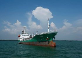 Pirates steal oil from hijacked oil tanker