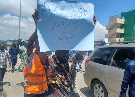VIDEO: Clearing Agents Protest Customs Officer's Alleged Highhandedness at Tin Can Port