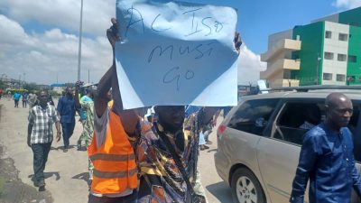 VIDEO: Clearing Agents Protest Customs Officer's Alleged Highhandedness at Tin Can Port