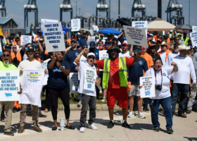 US Dockworkers, Employers Reach Tentative Wage Deal, Strike Ends as Ports Resume Operations