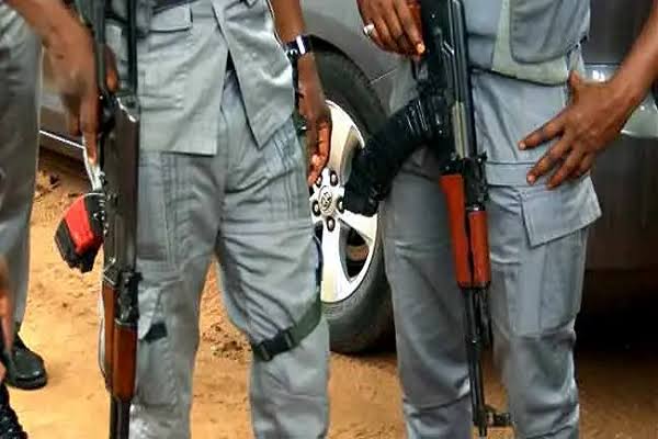 Customs arrest Nigerien policeman with pistol